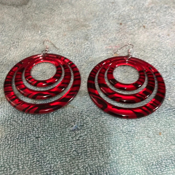 Dangling mod red & black hoop pierced earrings - Picture 5 of 5